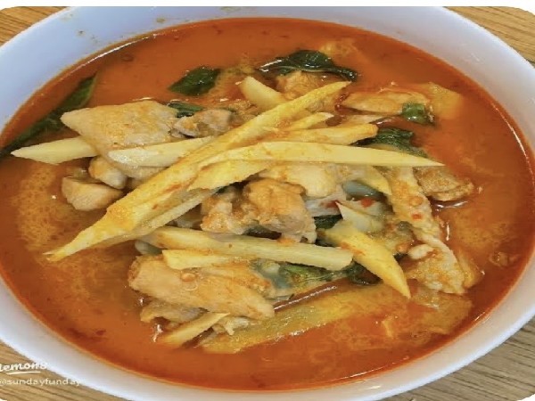 แกงกะทิหน่อไม้ไก่