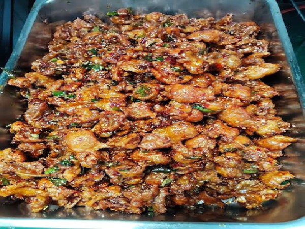 หนังไก่ผัดพริกแกง